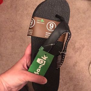 NWT super popular Sanuk Yoga Mat flip flops